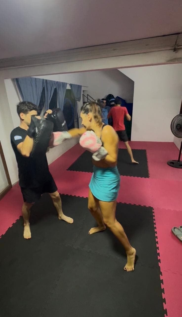 Alumnos entrenando técnica de patadas en Rap Thai