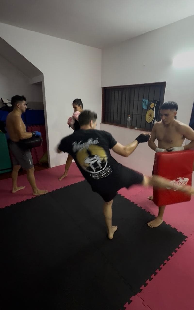 Sparring controlado en el gimnasio Rap Thai