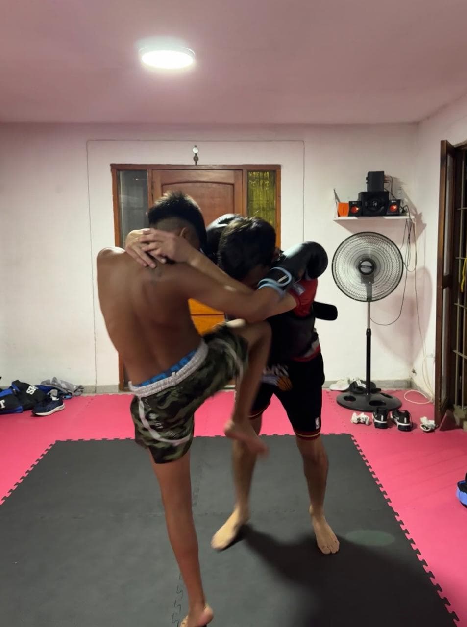 Alumno practicando golpes de puño con guantes