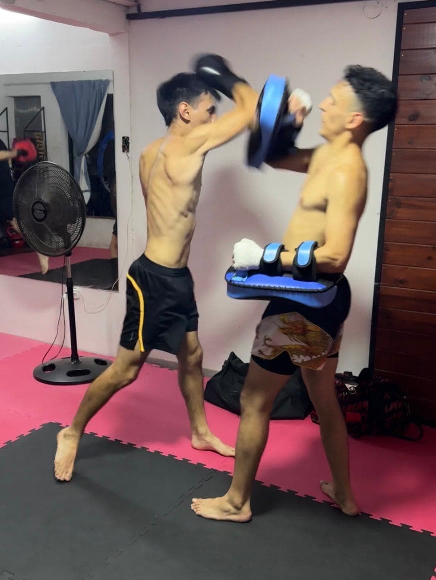 Clase nocturna de Muay Thai en Rap Thai Córdoba