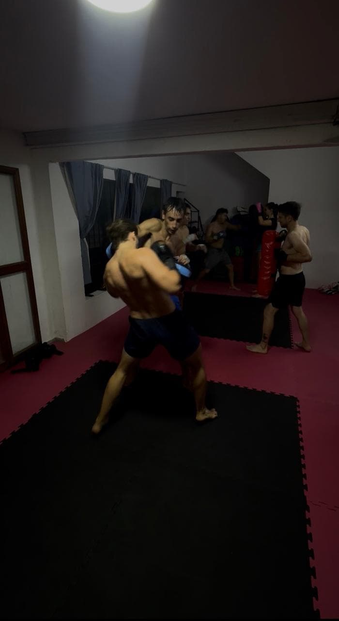 Técnica de rodilla en clase de Muay Thai