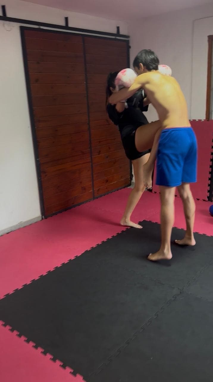 Trabajo en pads durante entrenamiento de Muay Thai