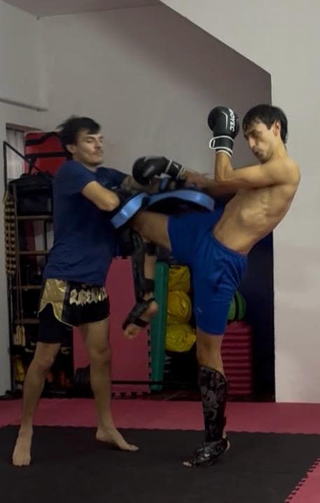 Calentamiento grupal en clase de Muay Thai Córdoba